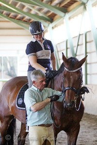 Tässä kuvassa eversti Carde opettaa hevoselle asettumista ja leuan rentouttamista maasta käsin. Ratsukko on Niina Kirjorinne ja Capital.